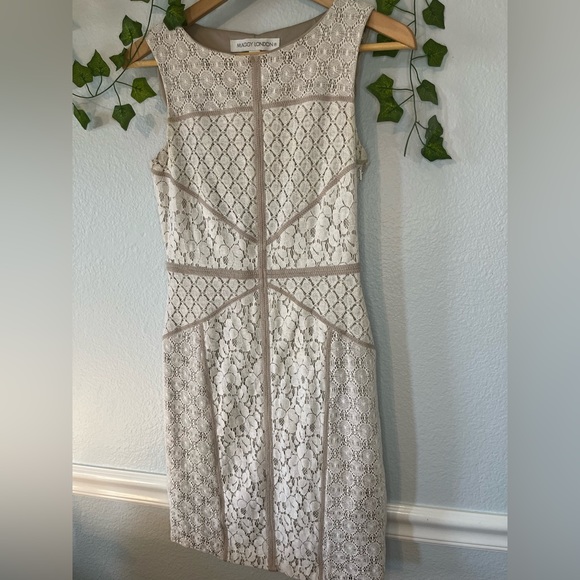 Maggy London fitted Ivory Lace Dress with Beige Piping Shift - Picture 1 of 4